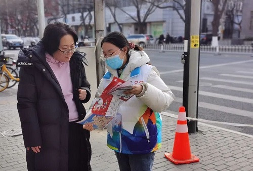 4.冬奥城市志愿者为市民热情引导