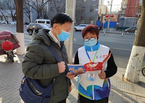 5.冬奥城市志愿者为市民积极服务