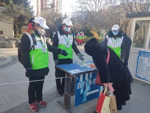 2.北京市绿色使者志愿服务总队直属支队志愿者引导游客