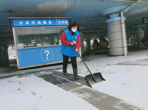 1.和谐百姓总队志愿者在岗点前铲雪除冰
