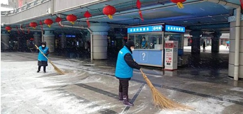 2.和谐百姓总队志愿者在重点区域扫雪