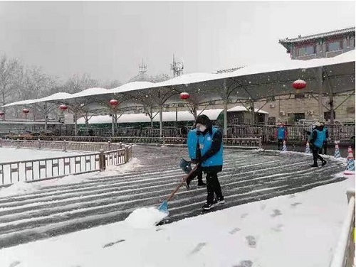 3.和谐百姓总队志愿者清理路面积雪