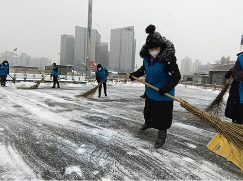 4.和谐百姓总队志愿者扫雪除冰