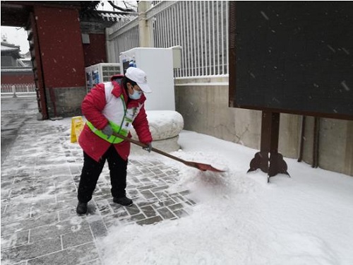 1.公园志愿者们清扫园内积雪