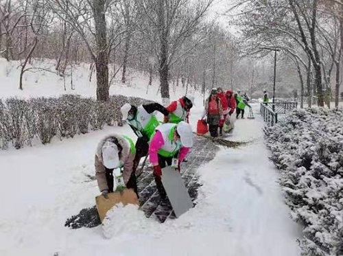 2.公园志愿者们协力清除路面冰雪