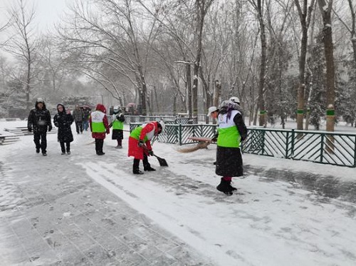 3.公园志愿者们清扫主要道路积雪
