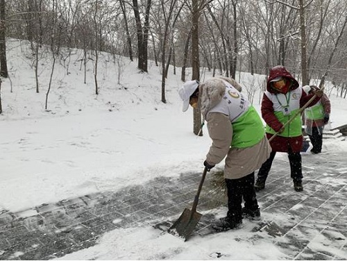 5.公园志愿者们扫雪铲冰中