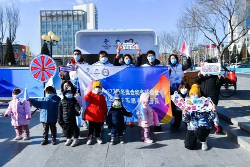 3.志愿者与小朋友合影
