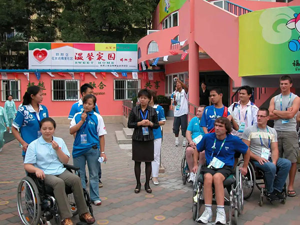 2008年在温馨家园，李楠向各国残疾人运动员介绍中国残疾人事业的发展