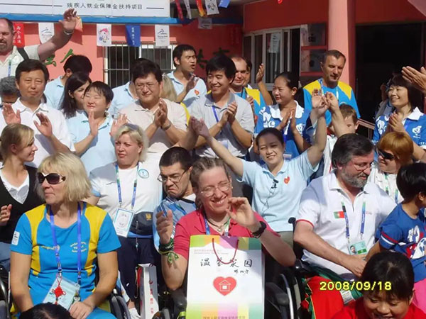 2008年，李楠和世界各国的残疾人运动员在一起。（第二排右二为李楠）