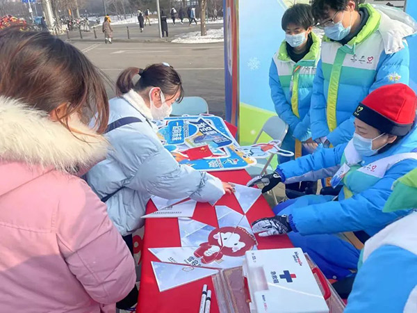 李楠、志愿者与居民们一起做拼图游戏
