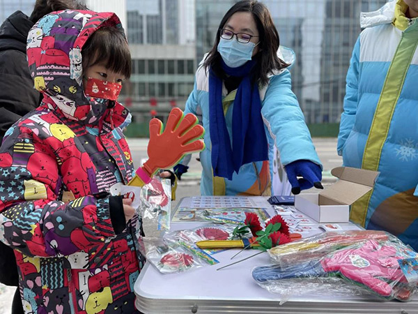 于雪在冬奥宣传活动中发放小礼品