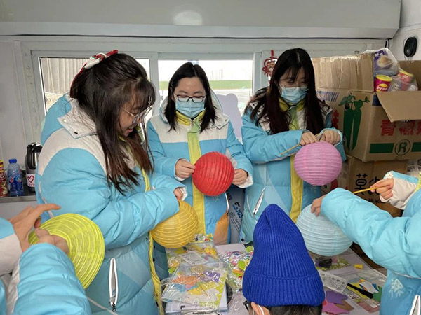 于雪和团队伙伴制作活动奖品