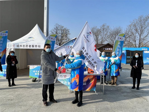今年1月25日，王黎黎（右）作为队长接过服务站大旗