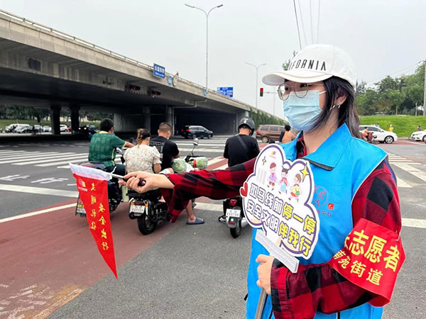 “礼让行人”志愿者的一份特殊礼物 (3)