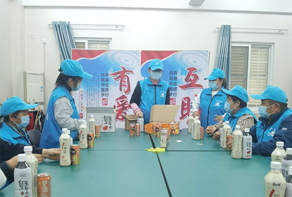 “礼让行人”志愿者的一份特殊礼物 (1)