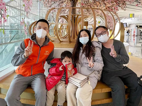 40天春运圆满收官，志愿者有了一份“家”的不舍 (3)