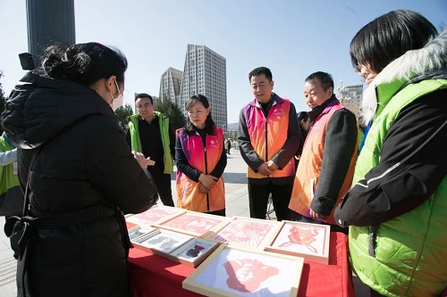 3-区委常委、宣传部部长张翠萍参观志愿服务展区