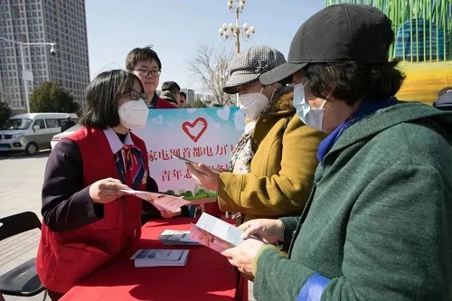 6-市民在活动现场进行咨询