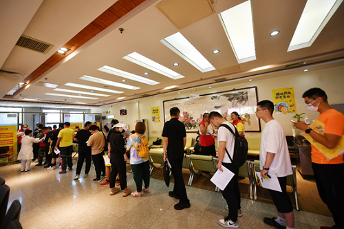 志愿者在北京市红十字血液中心二层排起长队。新京报记者 王贵彬 摄