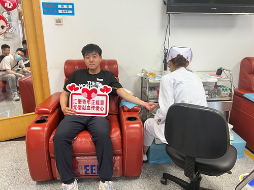 来自中建三局北京公司的青年志愿者肖峰正在参加无偿献血