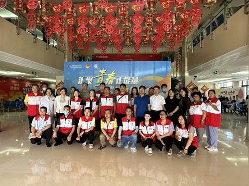 主题教育指导组、有关单位负责同志到现场看望慰问参加无偿献血活动的志愿者