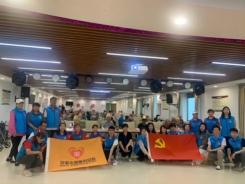 京徽志愿服务总队联合中国银行总行审计部和信息科技部来到养老院携手举办“八月长者集体生日会”。