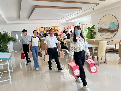 中国银行总行审计部和信息科技部的志愿者为养老院内的长者送慰问品