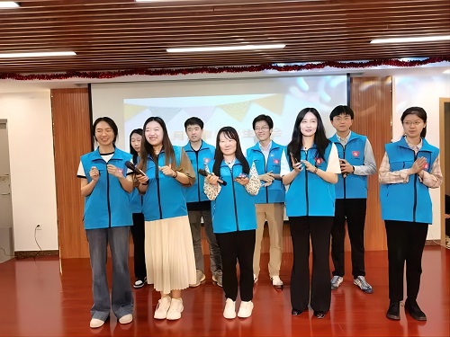 志愿者们为长者们举办生日会