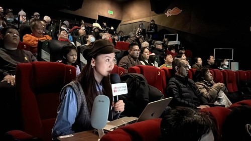1志愿者在为视障人士讲电影