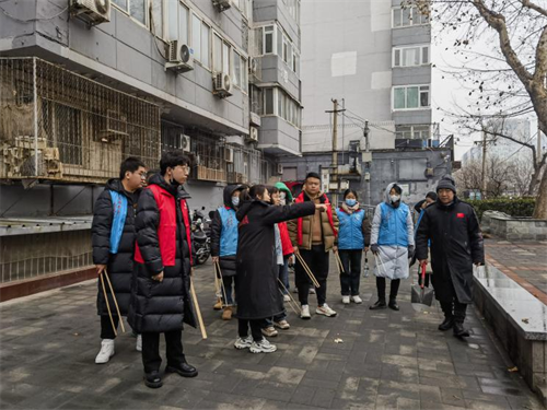 国药公司团员青年与社区工作人员分配清扫区域