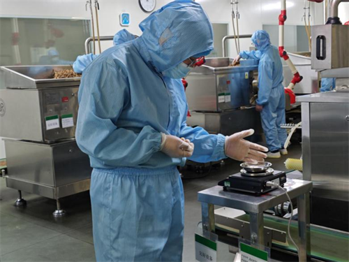 制药公司团员青年开展质量监控