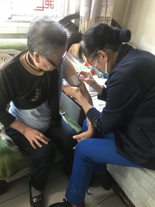 4-志愿者服务老人