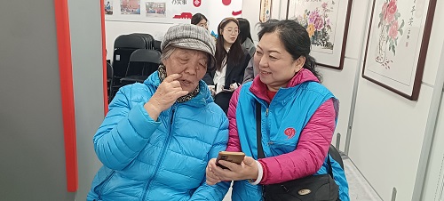 2-首都航天机械有限公司志愿者为社区老人讲解手机拍照小技巧