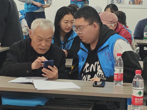 3-首都经济贸易大学志愿者为社区老人讲解如何网上购物