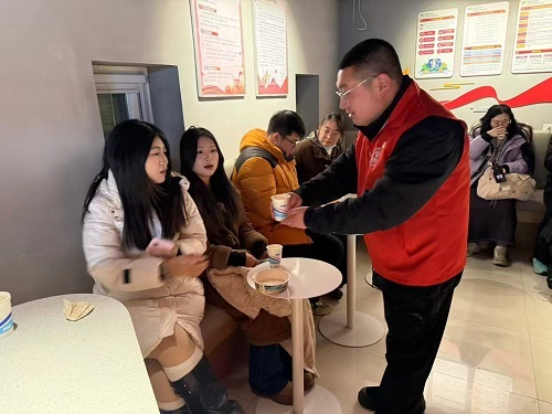 志愿者服务群众