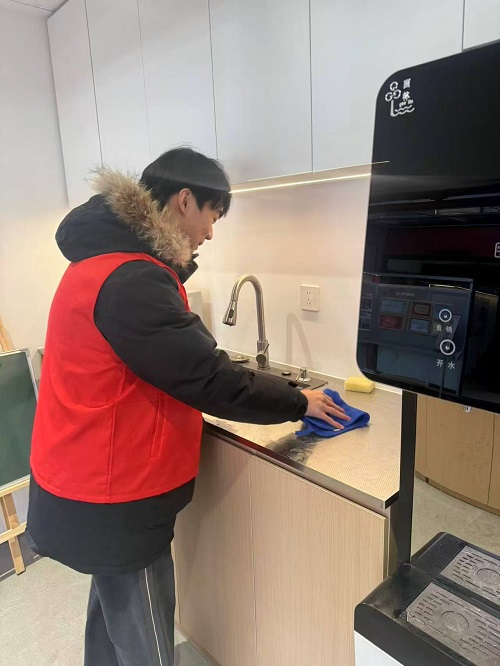 志愿者维护环境卫生