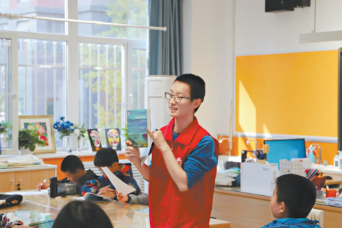 刘国豪参与社区青少年科普活动。_副本