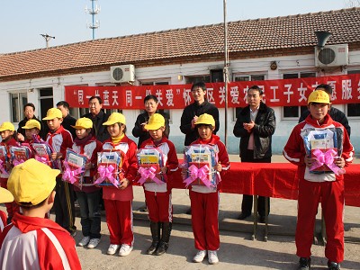 同在蓝天下 手与手相牵怀柔区志愿者联合会打造关爱农民工子女志愿服务“套餐”