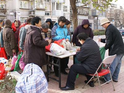 绿色生活创意快车鸟巢发车首站开进社区垃圾分类活动现场