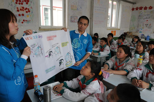 志愿者在课堂上进行“小学环境意识宣讲”