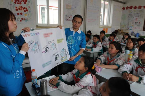 志愿者在课堂上进行“小学环境意识宣讲”