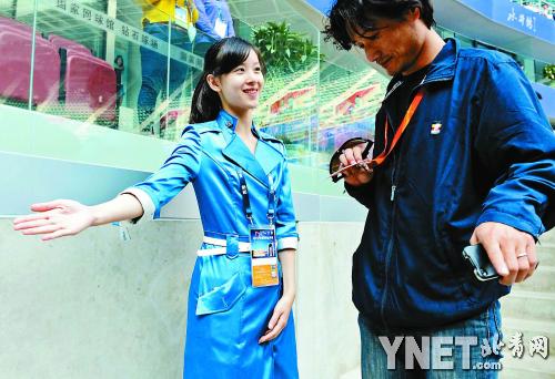 ■“奶茶妹妹”章泽天成为钻石球场一道靓丽风景■摄影/本报记者　崔