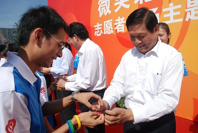 志愿者广场主题雕塑揭幕仪式举行 