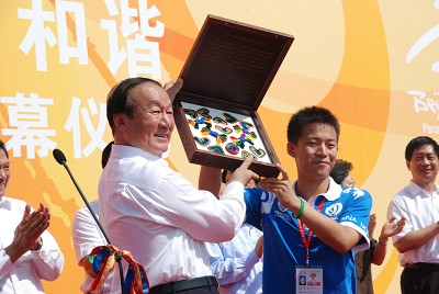 志愿者广场主题雕塑揭幕仪式举行 