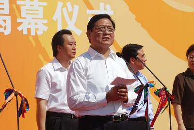 志愿者广场主题雕塑揭幕仪式举行 
