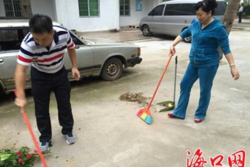 党员干部职工正在清扫路面