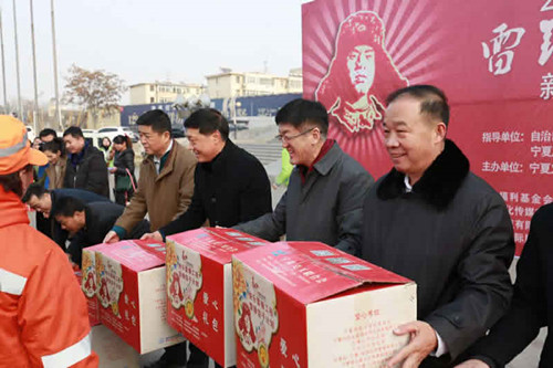 02为困难家庭代表发放慰问物资