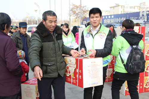 03义工帮受助家庭搬运慰问物资