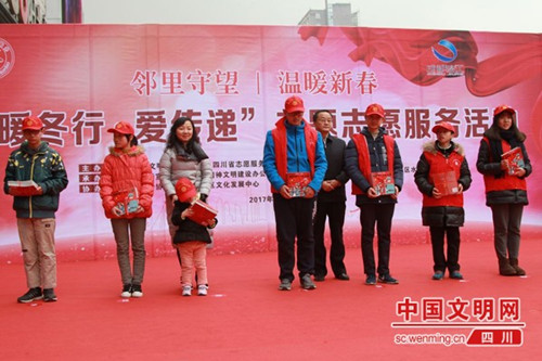 留守儿童代表收到了书籍文具，这是他们的新春礼物。
